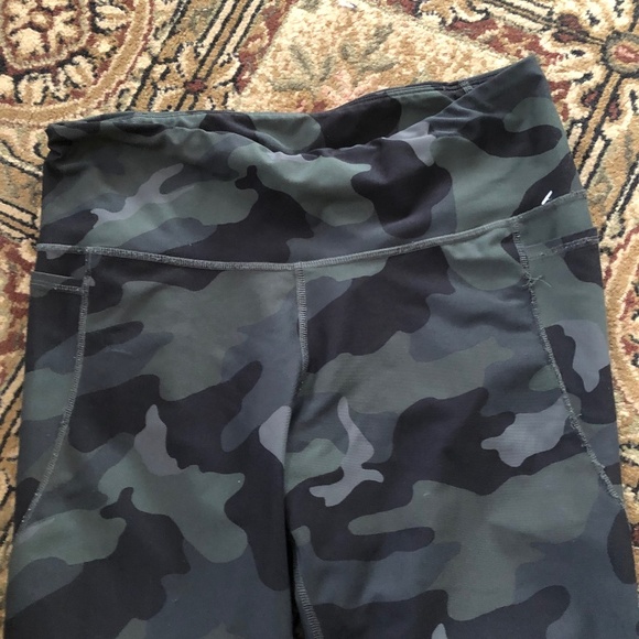 Old Navy camouflage - Active large ladies - go dry elevate leggings- like new - Picture 5 of 6